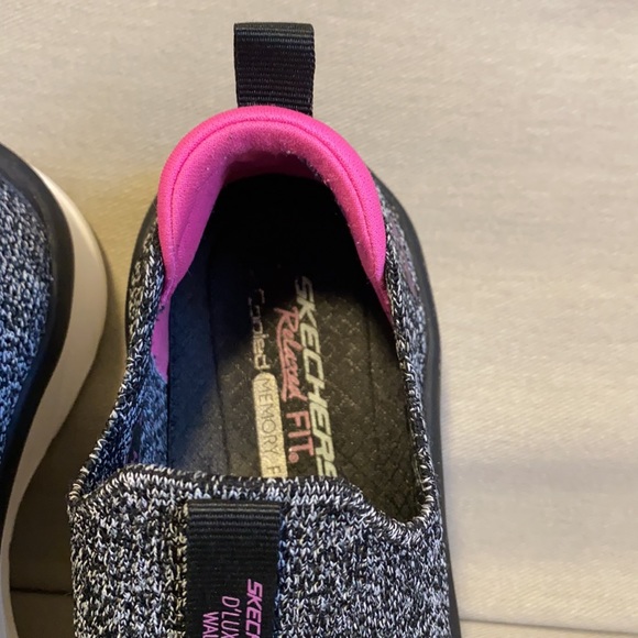 SKECHERS Relaxed Fit D'Lux Walker Slip-On - Picture 7 of 7